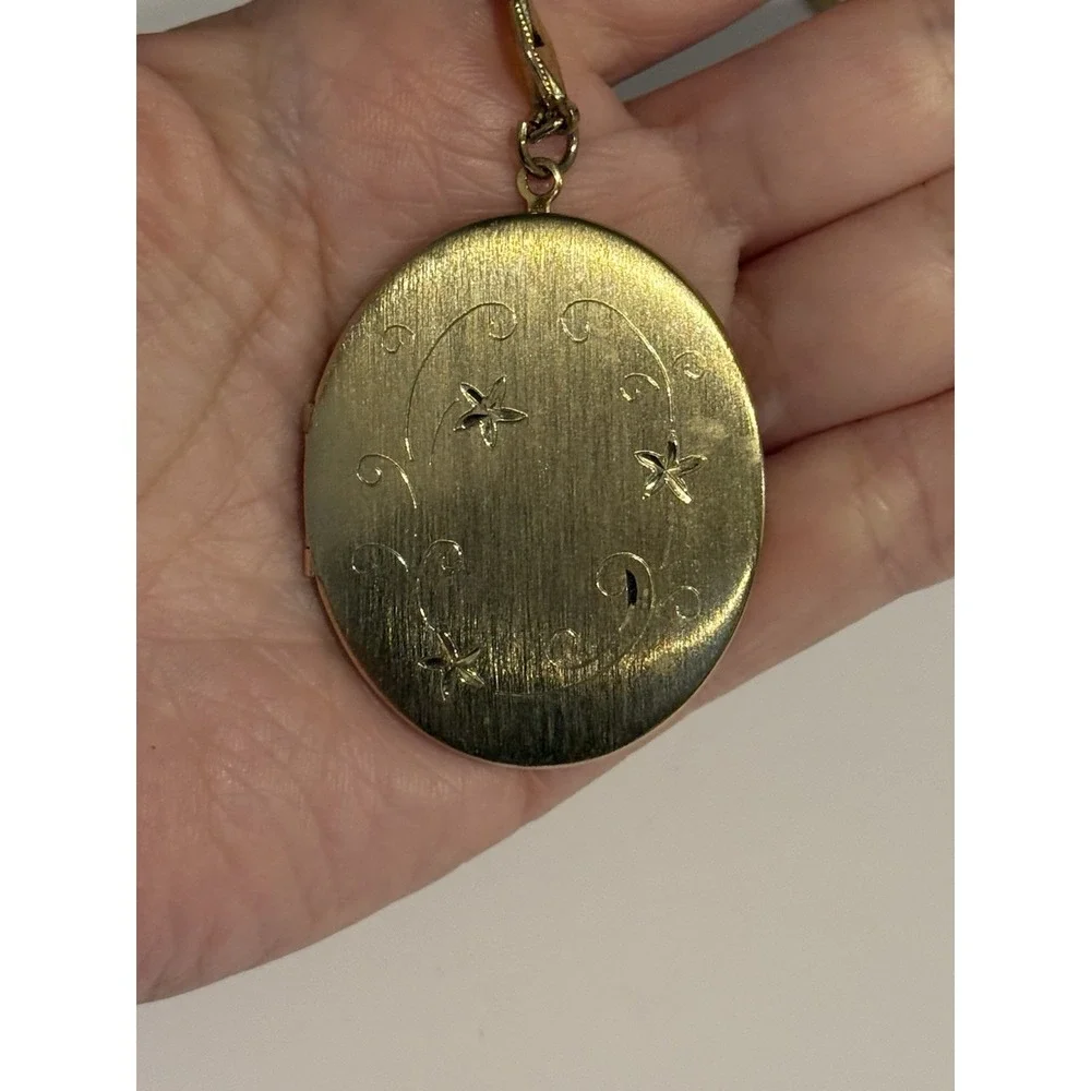 Vintage Gold Tone Oval Locket Necklace Floral Etched Photo Pendant 14